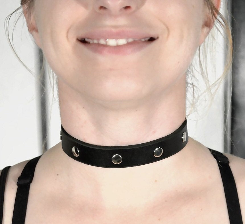 Leather choker outlet collar